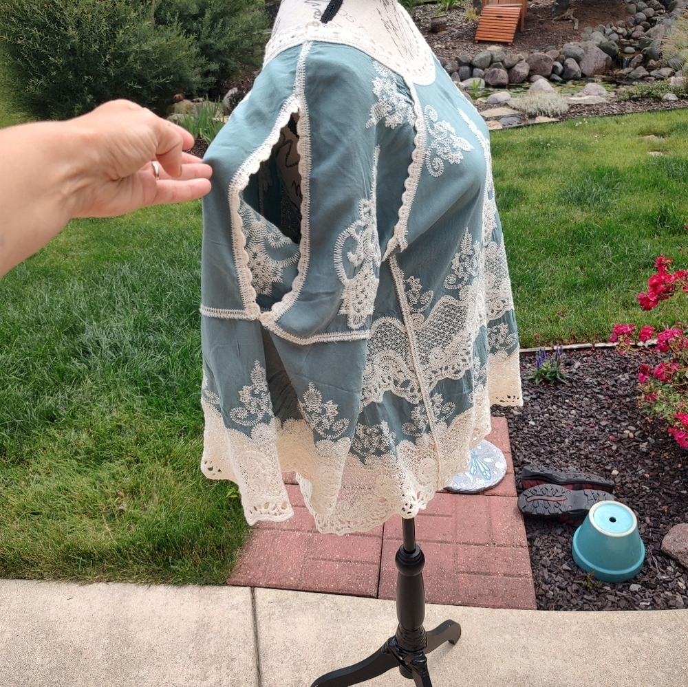 Democracy Baggy Small Lace Cold Shoulder Top! - Picture 11 of 13